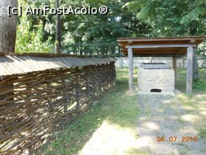 [P25] Mastacăn - Gospodăria țărănească este împrejmuită cu gard de nuiele.  » foto by iulianic
 - 
<span class="allrVoted glyphicon glyphicon-heart hidden" id="av756610"></span>
<a class="m-l-10 hidden" id="sv756610" onclick="voting_Foto_DelVot(,756610,8488)" role="button">șterge vot <span class="glyphicon glyphicon-remove"></span></a>
<a id="v9756610" class=" c-red"  onclick="voting_Foto_SetVot(756610)" role="button"><span class="glyphicon glyphicon-heart-empty"></span> <b>LIKE</b> = Votează poza</a> <img class="hidden"  id="f756610W9" src="/imagini/loader.gif" border="0" /><span class="AjErrMes hidden" id="e756610ErM"></span>