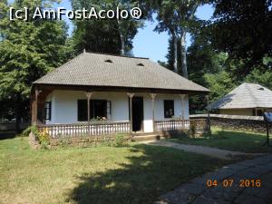 [P27] Piatra Șoimului - Casă reprezentativă pentru arhitectura țărănească nemțeană de la sfârşitul sec. XIX şi începutul sec. XX.  » foto by iulianic
 - 
<span class="allrVoted glyphicon glyphicon-heart hidden" id="av756612"></span>
<a class="m-l-10 hidden" id="sv756612" onclick="voting_Foto_DelVot(,756612,8488)" role="button">șterge vot <span class="glyphicon glyphicon-remove"></span></a>
<a id="v9756612" class=" c-red"  onclick="voting_Foto_SetVot(756612)" role="button"><span class="glyphicon glyphicon-heart-empty"></span> <b>LIKE</b> = Votează poza</a> <img class="hidden"  id="f756612W9" src="/imagini/loader.gif" border="0" /><span class="AjErrMes hidden" id="e756612ErM"></span>