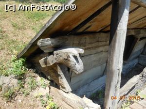 [P18] Muzeul Satului - Capete de cai cioplite în lemn decorează 'Fântâna cu cai'.  » foto by iulianic
 - 
<span class="allrVoted glyphicon glyphicon-heart hidden" id="av802119"></span>
<a class="m-l-10 hidden" id="sv802119" onclick="voting_Foto_DelVot(,802119,8488)" role="button">șterge vot <span class="glyphicon glyphicon-remove"></span></a>
<a id="v9802119" class=" c-red"  onclick="voting_Foto_SetVot(802119)" role="button"><span class="glyphicon glyphicon-heart-empty"></span> <b>LIKE</b> = Votează poza</a> <img class="hidden"  id="f802119W9" src="/imagini/loader.gif" border="0" /><span class="AjErrMes hidden" id="e802119ErM"></span>