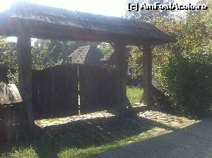 [P05] Poartă bucovineană » foto by Yersinia Pestis
 - 
<span class="allrVoted glyphicon glyphicon-heart hidden" id="av566585"></span>
<a class="m-l-10 hidden" id="sv566585" onclick="voting_Foto_DelVot(,566585,8488)" role="button">șterge vot <span class="glyphicon glyphicon-remove"></span></a>
<a id="v9566585" class=" c-red"  onclick="voting_Foto_SetVot(566585)" role="button"><span class="glyphicon glyphicon-heart-empty"></span> <b>LIKE</b> = Votează poza</a> <img class="hidden"  id="f566585W9" src="/imagini/loader.gif" border="0" /><span class="AjErrMes hidden" id="e566585ErM"></span>