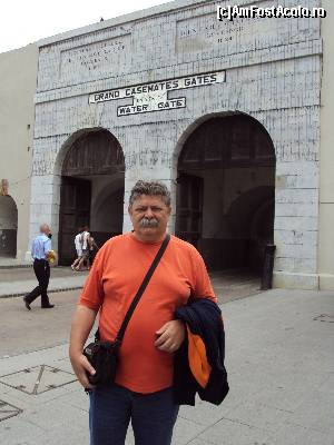 [P22] Gibraltar - Grand Casemates Gates, poarta de intrare în cea mai mare piaţă din oraşul de jos, numită tot Grand Casemates.  » foto by Carmen Ion
 - 
<span class="allrVoted glyphicon glyphicon-heart hidden" id="av608977"></span>
<a class="m-l-10 hidden" id="sv608977" onclick="voting_Foto_DelVot(,608977,8504)" role="button">șterge vot <span class="glyphicon glyphicon-remove"></span></a>
<a id="v9608977" class=" c-red"  onclick="voting_Foto_SetVot(608977)" role="button"><span class="glyphicon glyphicon-heart-empty"></span> <b>LIKE</b> = Votează poza</a> <img class="hidden"  id="f608977W9" src="/imagini/loader.gif" border="0" /><span class="AjErrMes hidden" id="e608977ErM"></span>