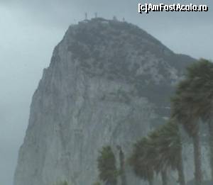 [P28] Celebra 'The Rock' sau 'Stânca Gibraltarul', pe care nu am ajuns să urcăm din cauza furtunii pentru a vedea Marocul de partea cealaltă a strâmtorii.  » foto by Carmen Ion
 - 
<span class="allrVoted glyphicon glyphicon-heart hidden" id="av608983"></span>
<a class="m-l-10 hidden" id="sv608983" onclick="voting_Foto_DelVot(,608983,8504)" role="button">șterge vot <span class="glyphicon glyphicon-remove"></span></a>
<a id="v9608983" class=" c-red"  onclick="voting_Foto_SetVot(608983)" role="button"><span class="glyphicon glyphicon-heart-empty"></span> <b>LIKE</b> = Votează poza</a> <img class="hidden"  id="f608983W9" src="/imagini/loader.gif" border="0" /><span class="AjErrMes hidden" id="e608983ErM"></span>