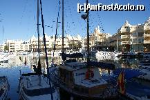 [P24] Benalmadena - Puerto Marina. Clădirile albe, în stil arab, fac parte dintr-un resort, construit pe 4 insuliţe, în mijlocul golfului portului. » foto by Costi
 - 
<span class="allrVoted glyphicon glyphicon-heart hidden" id="av184713"></span>
<a class="m-l-10 hidden" id="sv184713" onclick="voting_Foto_DelVot(,184713,8504)" role="button">șterge vot <span class="glyphicon glyphicon-remove"></span></a>
<a id="v9184713" class=" c-red"  onclick="voting_Foto_SetVot(184713)" role="button"><span class="glyphicon glyphicon-heart-empty"></span> <b>LIKE</b> = Votează poza</a> <img class="hidden"  id="f184713W9" src="/imagini/loader.gif" border="0" /><span class="AjErrMes hidden" id="e184713ErM"></span>