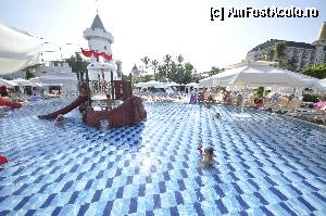 [P08] Piscina pentru copii. 
In dreapata spate toboganele cu apa pentru copii, in stanga spate locul de joaca acoperit pentru copii, in stanga este o piscina pentru adulti » foto by Talibanu
 - 
<span class="allrVoted glyphicon glyphicon-heart hidden" id="av368611"></span>
<a class="m-l-10 hidden" id="sv368611" onclick="voting_Foto_DelVot(,368611,8572)" role="button">șterge vot <span class="glyphicon glyphicon-remove"></span></a>
<a id="v9368611" class=" c-red"  onclick="voting_Foto_SetVot(368611)" role="button"><span class="glyphicon glyphicon-heart-empty"></span> <b>LIKE</b> = Votează poza</a> <img class="hidden"  id="f368611W9" src="/imagini/loader.gif" border="0" /><span class="AjErrMes hidden" id="e368611ErM"></span>