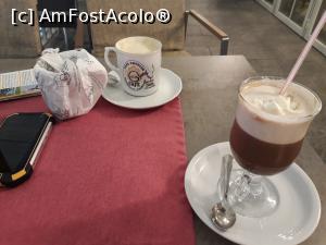 [P74] O cafea rusească cu rom și un cappuccino la o terasă în Zill. Ne-au dat cadou o ceașcă identică cu cea din care am băut.  » foto by Aurici
 - 
<span class="allrVoted glyphicon glyphicon-heart hidden" id="av1037851"></span>
<a class="m-l-10 hidden" id="sv1037851" onclick="voting_Foto_DelVot(,1037851,8584)" role="button">șterge vot <span class="glyphicon glyphicon-remove"></span></a>
<a id="v91037851" class=" c-red"  onclick="voting_Foto_SetVot(1037851)" role="button"><span class="glyphicon glyphicon-heart-empty"></span> <b>LIKE</b> = Votează poza</a> <img class="hidden"  id="f1037851W9" src="/imagini/loader.gif" border="0" /><span class="AjErrMes hidden" id="e1037851ErM"></span>