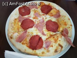 [P12] Pizza prosciutto salami - 21 de lei. Excelentă!  » foto by Floryn81
 - 
<span class="allrVoted glyphicon glyphicon-heart hidden" id="av1099827"></span>
<a class="m-l-10 hidden" id="sv1099827" onclick="voting_Foto_DelVot(,1099827,8608)" role="button">șterge vot <span class="glyphicon glyphicon-remove"></span></a>
<a id="v91099827" class=" c-red"  onclick="voting_Foto_SetVot(1099827)" role="button"><span class="glyphicon glyphicon-heart-empty"></span> <b>LIKE</b> = Votează poza</a> <img class="hidden"  id="f1099827W9" src="/imagini/loader.gif" border="0" /><span class="AjErrMes hidden" id="e1099827ErM"></span>