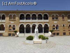 [P48] Palatul Arhiepiscopului din Nicosia sudică şi statuia arhiepiscopului Macarios III » foto by irinad
 - 
<span class="allrVoted glyphicon glyphicon-heart hidden" id="av749898"></span>
<a class="m-l-10 hidden" id="sv749898" onclick="voting_Foto_DelVot(,749898,8732)" role="button">șterge vot <span class="glyphicon glyphicon-remove"></span></a>
<a id="v9749898" class=" c-red"  onclick="voting_Foto_SetVot(749898)" role="button"><span class="glyphicon glyphicon-heart-empty"></span> <b>LIKE</b> = Votează poza</a> <img class="hidden"  id="f749898W9" src="/imagini/loader.gif" border="0" /><span class="AjErrMes hidden" id="e749898ErM"></span>