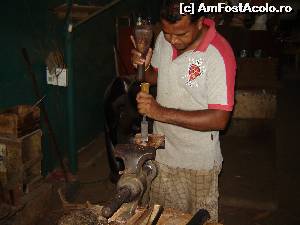 [P41] Spre Polonnaruwa, un atelier de sculptura in lemn;  » foto by nela b
 - 
<span class="allrVoted glyphicon glyphicon-heart hidden" id="av526911"></span>
<a class="m-l-10 hidden" id="sv526911" onclick="voting_Foto_DelVot(,526911,8783)" role="button">șterge vot <span class="glyphicon glyphicon-remove"></span></a>
<a id="v9526911" class=" c-red"  onclick="voting_Foto_SetVot(526911)" role="button"><span class="glyphicon glyphicon-heart-empty"></span> <b>LIKE</b> = Votează poza</a> <img class="hidden"  id="f526911W9" src="/imagini/loader.gif" border="0" /><span class="AjErrMes hidden" id="e526911ErM"></span>