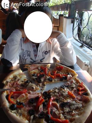 [P12] Cel mic aștepta ca pizza Capriciosa să se mai răcească.  » foto by Floryn81
 - 
<span class="allrVoted glyphicon glyphicon-heart hidden" id="av816130"></span>
<a class="m-l-10 hidden" id="sv816130" onclick="voting_Foto_DelVot(,816130,8790)" role="button">șterge vot <span class="glyphicon glyphicon-remove"></span></a>
<a id="v9816130" class=" c-red"  onclick="voting_Foto_SetVot(816130)" role="button"><span class="glyphicon glyphicon-heart-empty"></span> <b>LIKE</b> = Votează poza</a> <img class="hidden"  id="f816130W9" src="/imagini/loader.gif" border="0" /><span class="AjErrMes hidden" id="e816130ErM"></span>