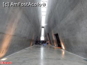 [P16] Clădirea primcipală de la Yad Vashem, de forma unei prisme triunghiulare culcate. Aici aflați povestea holocaustului.  » foto by Costi
 - 
<span class="allrVoted glyphicon glyphicon-heart hidden" id="av1138034"></span>
<a class="m-l-10 hidden" id="sv1138034" onclick="voting_Foto_DelVot(,1138034,8792)" role="button">șterge vot <span class="glyphicon glyphicon-remove"></span></a>
<a id="v91138034" class=" c-red"  onclick="voting_Foto_SetVot(1138034)" role="button"><span class="glyphicon glyphicon-heart-empty"></span> <b>LIKE</b> = Votează poza</a> <img class="hidden"  id="f1138034W9" src="/imagini/loader.gif" border="0" /><span class="AjErrMes hidden" id="e1138034ErM"></span>