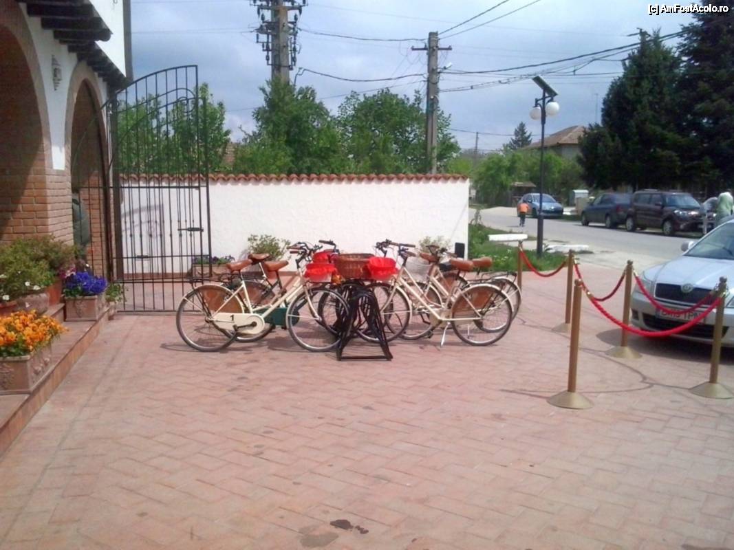 [P18] Cu bicicleta prin Rezervația naturală Comana - Casa Comana, parcarea bicicletelor „retro” » foto by Dragoș_MD
 - 
<span class="allrVoted glyphicon glyphicon-heart hidden" id="av506185"></span>
<a class="m-l-10 hidden" id="sv506185" onclick="voting_Foto_DelVot(,506185,8832)" role="button">șterge vot <span class="glyphicon glyphicon-remove"></span></a>
<a id="v9506185" class=" c-red"  onclick="voting_Foto_SetVot(506185)" role="button"><span class="glyphicon glyphicon-heart-empty"></span> <b>LIKE</b> = Votează poza</a> <img class="hidden"  id="f506185W9" src="/imagini/loader.gif" border="0" /><span class="AjErrMes hidden" id="e506185ErM"></span>