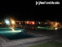 [P11] noaptea în zona piscinelor, în spate se distinge barul » foto by Larissa
 - 
<span class="allrVoted glyphicon glyphicon-heart hidden" id="av201095"></span>
<a class="m-l-10 hidden" id="sv201095" onclick="voting_Foto_DelVot(,201095,8855)" role="button">șterge vot <span class="glyphicon glyphicon-remove"></span></a>
<a id="v9201095" class=" c-red"  onclick="voting_Foto_SetVot(201095)" role="button"><span class="glyphicon glyphicon-heart-empty"></span> <b>LIKE</b> = Votează poza</a> <img class="hidden"  id="f201095W9" src="/imagini/loader.gif" border="0" /><span class="AjErrMes hidden" id="e201095ErM"></span>