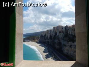 [P09] O imagine spre plajă, de la o fereastră de la Santuario di Santa Maria dell'Isola, din Tropea » foto by Costi
 - 
<span class="allrVoted glyphicon glyphicon-heart hidden" id="av850090"></span>
<a class="m-l-10 hidden" id="sv850090" onclick="voting_Foto_DelVot(,850090,8924)" role="button">șterge vot <span class="glyphicon glyphicon-remove"></span></a>
<a id="v9850090" class=" c-red"  onclick="voting_Foto_SetVot(850090)" role="button"><span class="glyphicon glyphicon-heart-empty"></span> <b>LIKE</b> = Votează poza</a> <img class="hidden"  id="f850090W9" src="/imagini/loader.gif" border="0" /><span class="AjErrMes hidden" id="e850090ErM"></span>