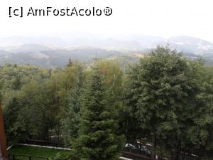 P18 [AUG-2022] Vedere din cameră, către Munții Piatra Craiului.