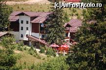 [P05] Asa se vede Perla Paltinisului dinspre drum, iar in spate, dincolo de constructia care acum e probabil deja o vila mandra, se ghiceste o bucata galbena din zidul de la Armina. » foto by LL
 - 
<span class="allrVoted glyphicon glyphicon-heart hidden" id="av203930"></span>
<a class="m-l-10 hidden" id="sv203930" onclick="voting_Foto_DelVot(,203930,8995)" role="button">șterge vot <span class="glyphicon glyphicon-remove"></span></a>
<a id="v9203930" class=" c-red"  onclick="voting_Foto_SetVot(203930)" role="button"><span class="glyphicon glyphicon-heart-empty"></span> <b>LIKE</b> = Votează poza</a> <img class="hidden"  id="f203930W9" src="/imagini/loader.gif" border="0" /><span class="AjErrMes hidden" id="e203930ErM"></span>
