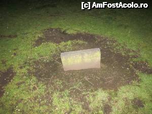 [P33] Una din pietrele funerare ale cimitirului Greyfriars care se scufundă în fiecare zi câte puțin.  » foto by ariciu*
 - 
<span class="allrVoted glyphicon glyphicon-heart hidden" id="av502774"></span>
<a class="m-l-10 hidden" id="sv502774" onclick="voting_Foto_DelVot(,502774,9014)" role="button">șterge vot <span class="glyphicon glyphicon-remove"></span></a>
<a id="v9502774" class=" c-red"  onclick="voting_Foto_SetVot(502774)" role="button"><span class="glyphicon glyphicon-heart-empty"></span> <b>LIKE</b> = Votează poza</a> <img class="hidden"  id="f502774W9" src="/imagini/loader.gif" border="0" /><span class="AjErrMes hidden" id="e502774ErM"></span>