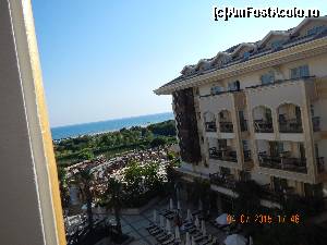 [P13] Imagine d epe balcon, Am avut camera cu vedere laterala la mare (asa am solicitat). Se vede amfiteatrul si o parte din sezlongurile de la piscina. In plan departat-marea.  » foto by rora
 - 
<span class="allrVoted glyphicon glyphicon-heart hidden" id="av637264"></span>
<a class="m-l-10 hidden" id="sv637264" onclick="voting_Foto_DelVot(,637264,9027)" role="button">șterge vot <span class="glyphicon glyphicon-remove"></span></a>
<a id="v9637264" class=" c-red"  onclick="voting_Foto_SetVot(637264)" role="button"><span class="glyphicon glyphicon-heart-empty"></span> <b>LIKE</b> = Votează poza</a> <img class="hidden"  id="f637264W9" src="/imagini/loader.gif" border="0" /><span class="AjErrMes hidden" id="e637264ErM"></span>