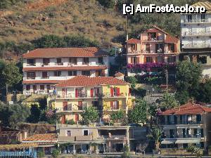 [P12] Prima poza cu studiourile facuta din port in dimineata zilei de 25 iunie, pe cand asteptam ferry-ul spre Kefalonia. Cladirea alba din stanga.  » foto by elena_iasi
 - 
<span class="allrVoted glyphicon glyphicon-heart hidden" id="av449464"></span>
<a class="m-l-10 hidden" id="sv449464" onclick="voting_Foto_DelVot(,449464,9038)" role="button">șterge vot <span class="glyphicon glyphicon-remove"></span></a>
<a id="v9449464" class=" c-red"  onclick="voting_Foto_SetVot(449464)" role="button"><span class="glyphicon glyphicon-heart-empty"></span> <b>LIKE</b> = Votează poza</a> <img class="hidden"  id="f449464W9" src="/imagini/loader.gif" border="0" /><span class="AjErrMes hidden" id="e449464ErM"></span>