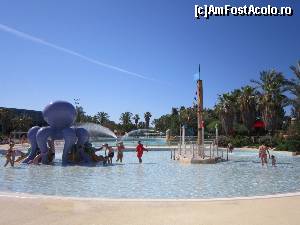 [P12] Piscina mică şi cea cu valuri, văzute din cealaltă parte » foto by cdiana
 - 
<span class="allrVoted glyphicon glyphicon-heart hidden" id="av532227"></span>
<a class="m-l-10 hidden" id="sv532227" onclick="voting_Foto_DelVot(,532227,9107)" role="button">șterge vot <span class="glyphicon glyphicon-remove"></span></a>
<a id="v9532227" class=" c-red"  onclick="voting_Foto_SetVot(532227)" role="button"><span class="glyphicon glyphicon-heart-empty"></span> <b>LIKE</b> = Votează poza</a> <img class="hidden"  id="f532227W9" src="/imagini/loader.gif" border="0" /><span class="AjErrMes hidden" id="e532227ErM"></span>