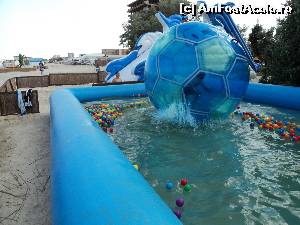 [P18] Holiday Beach 3 stele din Mamaia. Si zona amenajata pentru distractia copiilor. Vedeti aici water ball-ul si toboganul cu apa in spate.  » foto by vega06
 - 
<span class="allrVoted glyphicon glyphicon-heart hidden" id="av639058"></span>
<a class="m-l-10 hidden" id="sv639058" onclick="voting_Foto_DelVot(,639058,9156)" role="button">șterge vot <span class="glyphicon glyphicon-remove"></span></a>
<a id="v9639058" class=" c-red"  onclick="voting_Foto_SetVot(639058)" role="button"><span class="glyphicon glyphicon-heart-empty"></span> <b>LIKE</b> = Votează poza</a> <img class="hidden"  id="f639058W9" src="/imagini/loader.gif" border="0" /><span class="AjErrMes hidden" id="e639058ErM"></span>