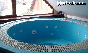 [P15] Alaturi de camera noastra se afla incaperea cu jacuzzi, scos din uz, dupa cum se observa-decembrie 2012 » foto by adry24
 - 
<span class="allrVoted glyphicon glyphicon-heart hidden" id="av503682"></span>
<a class="m-l-10 hidden" id="sv503682" onclick="voting_Foto_DelVot(,503682,9275)" role="button">șterge vot <span class="glyphicon glyphicon-remove"></span></a>
<a id="v9503682" class=" c-red"  onclick="voting_Foto_SetVot(503682)" role="button"><span class="glyphicon glyphicon-heart-empty"></span> <b>LIKE</b> = Votează poza</a> <img class="hidden"  id="f503682W9" src="/imagini/loader.gif" border="0" /><span class="AjErrMes hidden" id="e503682ErM"></span>