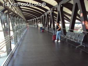 [P07] Aeroportul Antoine de Saint-Exupery - pasarela care duce către gara omonimă » foto by Carmen Ion
 - 
<span class="allrVoted glyphicon glyphicon-heart hidden" id="av925596"></span>
<a class="m-l-10 hidden" id="sv925596" onclick="voting_Foto_DelVot(,925596,9297)" role="button">șterge vot <span class="glyphicon glyphicon-remove"></span></a>
<a id="v9925596" class=" c-red"  onclick="voting_Foto_SetVot(925596)" role="button"><span class="glyphicon glyphicon-heart-empty"></span> <b>LIKE</b> = Votează poza</a> <img class="hidden"  id="f925596W9" src="/imagini/loader.gif" border="0" /><span class="AjErrMes hidden" id="e925596ErM"></span>