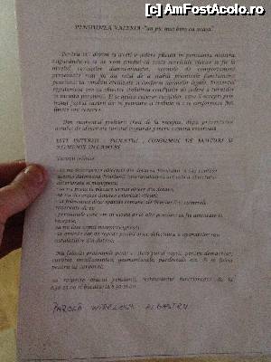 [P03] Pliantul de informare din camera referitor la ordinea interioara. Se remarca cu usurinta faptul ca este interzis consumul de alimente si bauturi in camera desi inauntru exista 3 pahare. Pt. ce oare?  » foto by Jokker
 - 
<span class="allrVoted glyphicon glyphicon-heart hidden" id="av499277"></span>
<a class="m-l-10 hidden" id="sv499277" onclick="voting_Foto_DelVot(,499277,9338)" role="button">șterge vot <span class="glyphicon glyphicon-remove"></span></a>
<a id="v9499277" class=" c-red"  onclick="voting_Foto_SetVot(499277)" role="button"><span class="glyphicon glyphicon-heart-empty"></span> <b>LIKE</b> = Votează poza</a> <img class="hidden"  id="f499277W9" src="/imagini/loader.gif" border="0" /><span class="AjErrMes hidden" id="e499277ErM"></span>