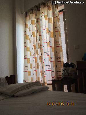 [P13] fotografie din camera unde am stat, se vede grilajul care apara de soare si usa termopan despre care am vorbit » foto by flaviana77
 - 
<span class="allrVoted glyphicon glyphicon-heart hidden" id="av638937"></span>
<a class="m-l-10 hidden" id="sv638937" onclick="voting_Foto_DelVot(,638937,9391)" role="button">șterge vot <span class="glyphicon glyphicon-remove"></span></a>
<a id="v9638937" class=" c-red"  onclick="voting_Foto_SetVot(638937)" role="button"><span class="glyphicon glyphicon-heart-empty"></span> <b>LIKE</b> = Votează poza</a> <img class="hidden"  id="f638937W9" src="/imagini/loader.gif" border="0" /><span class="AjErrMes hidden" id="e638937ErM"></span>