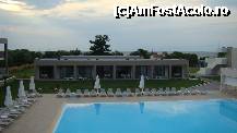 [P10] piscina si ansamblul care cuprinde suite-le.. terasa cu masuta si scaune, iar in fata dormitorului sezlongurile » foto by Stone
 - 
<span class="allrVoted glyphicon glyphicon-heart hidden" id="av223922"></span>
<a class="m-l-10 hidden" id="sv223922" onclick="voting_Foto_DelVot(,223922,9399)" role="button">șterge vot <span class="glyphicon glyphicon-remove"></span></a>
<a id="v9223922" class=" c-red"  onclick="voting_Foto_SetVot(223922)" role="button"><span class="glyphicon glyphicon-heart-empty"></span> <b>LIKE</b> = Votează poza</a> <img class="hidden"  id="f223922W9" src="/imagini/loader.gif" border="0" /><span class="AjErrMes hidden" id="e223922ErM"></span>