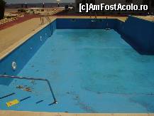 [P01] discutie eu-receptionera
eu: dar ati confirmat ca exista piscina
R: dar exista 
eu: e goala! 
R: da, o so umplem 
eu: cand? azi, ieri, maine
R: nu stiu » foto by costin ionut
 - 
<span class="allrVoted glyphicon glyphicon-heart hidden" id="av495814"></span>
<a class="m-l-10 hidden" id="sv495814" onclick="voting_Foto_DelVot(,495814,9449)" role="button">șterge vot <span class="glyphicon glyphicon-remove"></span></a>
<a id="v9495814" class=" c-red"  onclick="voting_Foto_SetVot(495814)" role="button"><span class="glyphicon glyphicon-heart-empty"></span> <b>LIKE</b> = Votează poza</a> <img class="hidden"  id="f495814W9" src="/imagini/loader.gif" border="0" /><span class="AjErrMes hidden" id="e495814ErM"></span>