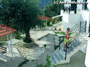 [P10] Curtea resortului de apartamente/camere Golden Beach Inn din Chrisi Ammoudia, Skala Panaghia, cu soarele si marea in fata.  » foto by calatorul
 - 
<span class="allrVoted glyphicon glyphicon-heart hidden" id="av566256"></span>
<a class="m-l-10 hidden" id="sv566256" onclick="voting_Foto_DelVot(,566256,9496)" role="button">șterge vot <span class="glyphicon glyphicon-remove"></span></a>
<a id="v9566256" class=" c-red"  onclick="voting_Foto_SetVot(566256)" role="button"><span class="glyphicon glyphicon-heart-empty"></span> <b>LIKE</b> = Votează poza</a> <img class="hidden"  id="f566256W9" src="/imagini/loader.gif" border="0" /><span class="AjErrMes hidden" id="e566256ErM"></span>