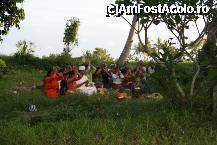 [P01] o familie in mijlocul campurilor de orez in toiul zilei facea o mica ceremonie - nimic deosebit in Ubud » foto by Pami*
 - 
<span class="allrVoted glyphicon glyphicon-heart hidden" id="av232866"></span>
<a class="m-l-10 hidden" id="sv232866" onclick="voting_Foto_DelVot(,232866,9617)" role="button">șterge vot <span class="glyphicon glyphicon-remove"></span></a>
<a id="v9232866" class=" c-red"  onclick="voting_Foto_SetVot(232866)" role="button"><span class="glyphicon glyphicon-heart-empty"></span> <b>LIKE</b> = Votează poza</a> <img class="hidden"  id="f232866W9" src="/imagini/loader.gif" border="0" /><span class="AjErrMes hidden" id="e232866ErM"></span>