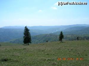 [P06] Spre Valea Cracăului Alb, iar în zare... Ceahlăul. Spre dreapta imaginii se merge pe culme spre Măgura Sihlei și spre Mănăstirea Sihla.  » foto by Qvadratvus
 - 
<span class="allrVoted glyphicon glyphicon-heart hidden" id="av504386"></span>
<a class="m-l-10 hidden" id="sv504386" onclick="voting_Foto_DelVot(,504386,9631)" role="button">șterge vot <span class="glyphicon glyphicon-remove"></span></a>
<a id="v9504386" class=" c-red"  onclick="voting_Foto_SetVot(504386)" role="button"><span class="glyphicon glyphicon-heart-empty"></span> <b>LIKE</b> = Votează poza</a> <img class="hidden"  id="f504386W9" src="/imagini/loader.gif" border="0" /><span class="AjErrMes hidden" id="e504386ErM"></span>