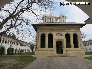 [P06] Biserica Mănăstirii Căldărușani - în mijlocul incintei fortificate.  » foto by tata123 🔱
 - 
<span class="allrVoted glyphicon glyphicon-heart hidden" id="av604733"></span>
<a class="m-l-10 hidden" id="sv604733" onclick="voting_Foto_DelVot(,604733,9639)" role="button">șterge vot <span class="glyphicon glyphicon-remove"></span></a>
<a id="v9604733" class=" c-red"  onclick="voting_Foto_SetVot(604733)" role="button"><span class="glyphicon glyphicon-heart-empty"></span> <b>LIKE</b> = Votează poza</a> <img class="hidden"  id="f604733W9" src="/imagini/loader.gif" border="0" /><span class="AjErrMes hidden" id="e604733ErM"></span>