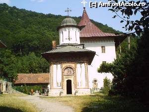 [P12] Vechea biserica a manastirii, cea care a fost construita pe locul celei de lemn distrusa de incendiu in 1932.  » foto by vega06
 - 
<span class="allrVoted glyphicon glyphicon-heart hidden" id="av570863"></span>
<a class="m-l-10 hidden" id="sv570863" onclick="voting_Foto_DelVot(,570863,9655)" role="button">șterge vot <span class="glyphicon glyphicon-remove"></span></a>
<a id="v9570863" class=" c-red"  onclick="voting_Foto_SetVot(570863)" role="button"><span class="glyphicon glyphicon-heart-empty"></span> <b>LIKE</b> = Votează poza</a> <img class="hidden"  id="f570863W9" src="/imagini/loader.gif" border="0" /><span class="AjErrMes hidden" id="e570863ErM"></span>