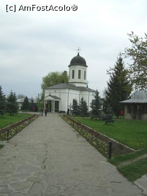 [P17] Mănăstirea Zamfira - Din poartă, aleea către intrarea în biserica mare. » foto by iulianic
 - 
<span class="allrVoted glyphicon glyphicon-heart hidden" id="av1212686"></span>
<a class="m-l-10 hidden" id="sv1212686" onclick="voting_Foto_DelVot(,1212686,9671)" role="button">șterge vot <span class="glyphicon glyphicon-remove"></span></a>
<a id="v91212686" class=" c-red"  onclick="voting_Foto_SetVot(1212686)" role="button"><span class="glyphicon glyphicon-heart-empty"></span> <b>LIKE</b> = Votează poza</a> <img class="hidden"  id="f1212686W9" src="/imagini/loader.gif" border="0" /><span class="AjErrMes hidden" id="e1212686ErM"></span>