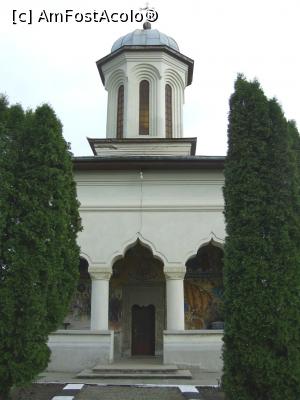 [P22] Mănăstirea Zamfira - Intrarea în biserica mare. » foto by iulianic
 - 
<span class="allrVoted glyphicon glyphicon-heart hidden" id="av1212691"></span>
<a class="m-l-10 hidden" id="sv1212691" onclick="voting_Foto_DelVot(,1212691,9671)" role="button">șterge vot <span class="glyphicon glyphicon-remove"></span></a>
<a id="v91212691" class=" c-red"  onclick="voting_Foto_SetVot(1212691)" role="button"><span class="glyphicon glyphicon-heart-empty"></span> <b>LIKE</b> = Votează poza</a> <img class="hidden"  id="f1212691W9" src="/imagini/loader.gif" border="0" /><span class="AjErrMes hidden" id="e1212691ErM"></span>