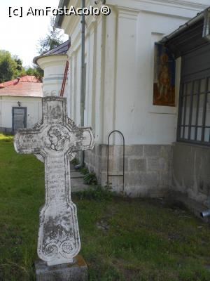 [P27] Mănăstirea Ciolanu - Monument funerar lângă Biserica veche. » foto by iulianic
 - 
<span class="allrVoted glyphicon glyphicon-heart hidden" id="av1325332"></span>
<a class="m-l-10 hidden" id="sv1325332" onclick="voting_Foto_DelVot(,1325332,9673)" role="button">șterge vot <span class="glyphicon glyphicon-remove"></span></a>
<a id="v91325332" class=" c-red"  onclick="voting_Foto_SetVot(1325332)" role="button"><span class="glyphicon glyphicon-heart-empty"></span> <b>LIKE</b> = Votează poza</a> <img class="hidden"  id="f1325332W9" src="/imagini/loader.gif" border="0" /><span class="AjErrMes hidden" id="e1325332ErM"></span>