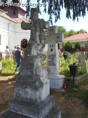 [P28] Mănăstirea Ciolanu - Monumente funerare lângă Biserica veche. » foto by iulianic
 - 
<span class="allrVoted glyphicon glyphicon-heart hidden" id="av1325333"></span>
<a class="m-l-10 hidden" id="sv1325333" onclick="voting_Foto_DelVot(,1325333,9673)" role="button">șterge vot <span class="glyphicon glyphicon-remove"></span></a>
<a id="v91325333" class=" c-red"  onclick="voting_Foto_SetVot(1325333)" role="button"><span class="glyphicon glyphicon-heart-empty"></span> <b>LIKE</b> = Votează poza</a> <img class="hidden"  id="f1325333W9" src="/imagini/loader.gif" border="0" /><span class="AjErrMes hidden" id="e1325333ErM"></span>