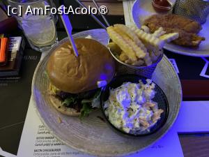 [P14] Bistro Subcarpaţi - burger clasic din carne de vită cu cartofi prăjiţi şi salată coleslaw » foto by nicole33
 - 
<span class="allrVoted glyphicon glyphicon-heart hidden" id="av1415997"></span>
<a class="m-l-10 hidden" id="sv1415997" onclick="voting_Foto_DelVot(,1415997,9747)" role="button">șterge vot <span class="glyphicon glyphicon-remove"></span></a>
<a id="v91415997" class=" c-red"  onclick="voting_Foto_SetVot(1415997)" role="button"><span class="glyphicon glyphicon-heart-empty"></span> <b>LIKE</b> = Votează poza</a> <img class="hidden"  id="f1415997W9" src="/imagini/loader.gif" border="0" /><span class="AjErrMes hidden" id="e1415997ErM"></span>