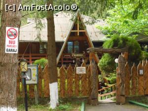 [P03] Restaurant “Casa Montană” - Păstrăvăria Slănic Moldova. Poarta decorată cu... păstrăvi. » foto by iulianic
 - 
<span class="allrVoted glyphicon glyphicon-heart hidden" id="av1229709"></span>
<a class="m-l-10 hidden" id="sv1229709" onclick="voting_Foto_DelVot(,1229709,9750)" role="button">șterge vot <span class="glyphicon glyphicon-remove"></span></a>
<a id="v91229709" class=" c-red"  onclick="voting_Foto_SetVot(1229709)" role="button"><span class="glyphicon glyphicon-heart-empty"></span> <b>LIKE</b> = Votează poza</a> <img class="hidden"  id="f1229709W9" src="/imagini/loader.gif" border="0" /><span class="AjErrMes hidden" id="e1229709ErM"></span>