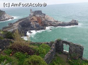 P22 [MAR-2018] Portovenere - vedere de la morile de vânt spre orașul vechi și Biserica San Pietro. 