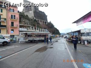 [P38] Lerici - ne îndreptăm spre castelul medieval. În stânga/dreapta tonetele unei piețe ambulante care s-au închis în jurul prânzului. » foto by Aurici
 - 
<span class="allrVoted glyphicon glyphicon-heart hidden" id="av977674"></span>
<a class="m-l-10 hidden" id="sv977674" onclick="voting_Foto_DelVot(,977674,9802)" role="button">șterge vot <span class="glyphicon glyphicon-remove"></span></a>
<a id="v9977674" class=" c-red"  onclick="voting_Foto_SetVot(977674)" role="button"><span class="glyphicon glyphicon-heart-empty"></span> <b>LIKE</b> = Votează poza</a> <img class="hidden"  id="f977674W9" src="/imagini/loader.gif" border="0" /><span class="AjErrMes hidden" id="e977674ErM"></span>