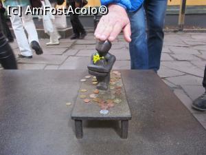 [P32] Cea mai mică statuie de lângă Piața Stortorget.  » foto by Aurici
 - 
<span class="allrVoted glyphicon glyphicon-heart hidden" id="av799894"></span>
<a class="m-l-10 hidden" id="sv799894" onclick="voting_Foto_DelVot(,799894,9962)" role="button">șterge vot <span class="glyphicon glyphicon-remove"></span></a>
<a id="v9799894" class=" c-red"  onclick="voting_Foto_SetVot(799894)" role="button"><span class="glyphicon glyphicon-heart-empty"></span> <b>LIKE</b> = Votează poza</a> <img class="hidden"  id="f799894W9" src="/imagini/loader.gif" border="0" /><span class="AjErrMes hidden" id="e799894ErM"></span>