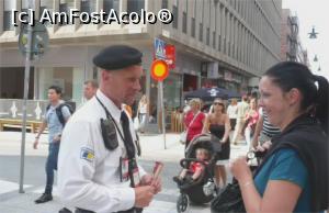 [P11] Polițistul suedez, un interlocutor plăcut.  » foto by glcitizen
 - 
<span class="allrVoted glyphicon glyphicon-heart hidden" id="av963601"></span>
<a class="m-l-10 hidden" id="sv963601" onclick="voting_Foto_DelVot(,963601,9962)" role="button">șterge vot <span class="glyphicon glyphicon-remove"></span></a>
<a id="v9963601" class=" c-red"  onclick="voting_Foto_SetVot(963601)" role="button"><span class="glyphicon glyphicon-heart-empty"></span> <b>LIKE</b> = Votează poza</a> <img class="hidden"  id="f963601W9" src="/imagini/loader.gif" border="0" /><span class="AjErrMes hidden" id="e963601ErM"></span>