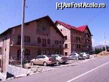 [P01] Pensiunea Kallisto - vedere exterioară. Are maximum 6 locuri de parcare... eu aş spune mai degrabă 4! » foto by Dragoș_MD
 - 
<span class="allrVoted glyphicon glyphicon-heart hidden" id="av246757"></span>
<a class="m-l-10 hidden" id="sv246757" onclick="voting_Foto_DelVot(,246757,9965)" role="button">șterge vot <span class="glyphicon glyphicon-remove"></span></a>
<a id="v9246757" class=" c-red"  onclick="voting_Foto_SetVot(246757)" role="button"><span class="glyphicon glyphicon-heart-empty"></span> <b>LIKE</b> = Votează poza</a> <img class="hidden"  id="f246757W9" src="/imagini/loader.gif" border="0" /><span class="AjErrMes hidden" id="e246757ErM"></span>