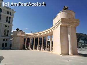 [P09] Monumentul cu statui de pe latura sudică a pieții în care se află Opera și Baletul Macedonean » foto by crismis
 - 
<span class="allrVoted glyphicon glyphicon-heart hidden" id="av879269"></span>
<a class="m-l-10 hidden" id="sv879269" onclick="voting_Foto_DelVot(,879269,10053)" role="button">șterge vot <span class="glyphicon glyphicon-remove"></span></a>
<a id="v9879269" class=" c-red"  onclick="voting_Foto_SetVot(879269)" role="button"><span class="glyphicon glyphicon-heart-empty"></span> <b>LIKE</b> = Votează poza</a> <img class="hidden"  id="f879269W9" src="/imagini/loader.gif" border="0" /><span class="AjErrMes hidden" id="e879269ErM"></span>