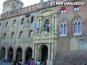 [P08] Bologna - Palazzo Comunale cu statuia Papei Grigore al XIII-lea, deasupra intrarii.  » foto by iulianic
 - 
<span class="allrVoted glyphicon glyphicon-heart hidden" id="av394849"></span>
<a class="m-l-10 hidden" id="sv394849" onclick="voting_Foto_DelVot(,394849,10103)" role="button">șterge vot <span class="glyphicon glyphicon-remove"></span></a>
<a id="v9394849" class=" c-red"  onclick="voting_Foto_SetVot(394849)" role="button"><span class="glyphicon glyphicon-heart-empty"></span> <b>LIKE</b> = Votează poza</a> <img class="hidden"  id="f394849W9" src="/imagini/loader.gif" border="0" /><span class="AjErrMes hidden" id="e394849ErM"></span>