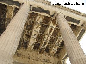 [P27] 27. Lucru intens la acoperișul Templului Erechteion. Se văd capitelurile sculptate în stilul ”ionic”.  » foto by doinafil
 - 
<span class="allrVoted glyphicon glyphicon-heart hidden" id="av704708"></span>
<a class="m-l-10 hidden" id="sv704708" onclick="voting_Foto_DelVot(,704708,10140)" role="button">șterge vot <span class="glyphicon glyphicon-remove"></span></a>
<a id="v9704708" class=" c-red"  onclick="voting_Foto_SetVot(704708)" role="button"><span class="glyphicon glyphicon-heart-empty"></span> <b>LIKE</b> = Votează poza</a> <img class="hidden"  id="f704708W9" src="/imagini/loader.gif" border="0" /><span class="AjErrMes hidden" id="e704708ErM"></span>