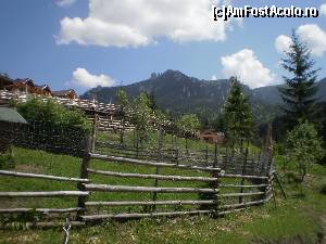 [P08] Ceahlaul domina peisajul din Durau, ca si pe cel din curtea Pensiunii Vanatorul. Nici nu-ti vine sa crezi ca in aproximativ 4 ore poti fi in varf, pe un traseu bine marcat.  » foto by izabiza
 - 
<span class="allrVoted glyphicon glyphicon-heart hidden" id="av644651"></span>
<a class="m-l-10 hidden" id="sv644651" onclick="voting_Foto_DelVot(,644651,10276)" role="button">șterge vot <span class="glyphicon glyphicon-remove"></span></a>
<a id="v9644651" class=" c-red"  onclick="voting_Foto_SetVot(644651)" role="button"><span class="glyphicon glyphicon-heart-empty"></span> <b>LIKE</b> = Votează poza</a> <img class="hidden"  id="f644651W9" src="/imagini/loader.gif" border="0" /><span class="AjErrMes hidden" id="e644651ErM"></span>